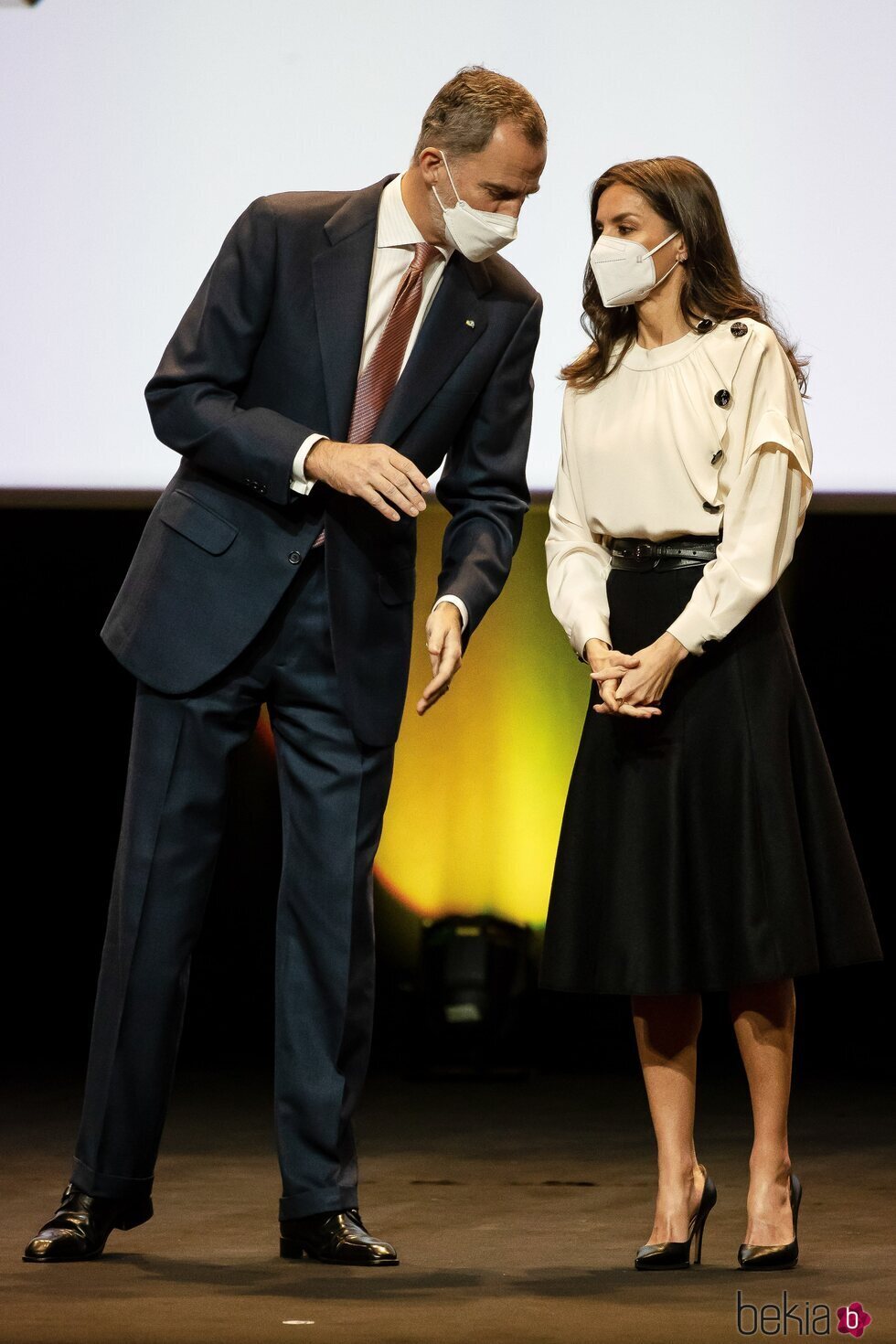 Los Reyes Felipe y Letizia comparten confidencias en la entrega de los Premios Nacionales de Innovación y de Diseño 2021