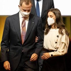 La Reina Letizia coge del brazo al Rey Felipe en la entrega de los Premios Nacionales de Innovación y de Diseño 2021