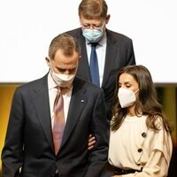 La Reina Letizia coge del brazo al Rey Felipe en la entrega de los Premios Nacionales de Innovación y de Diseño 2021