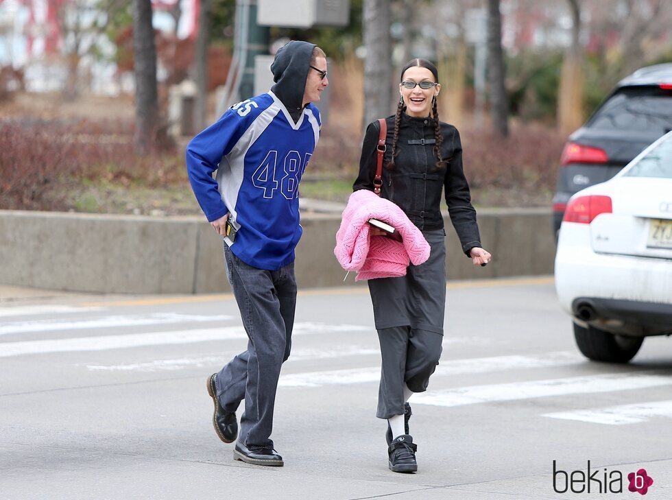 Bella Hadid y Marc Kalman dando un paseo por Nueva York