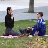 Bella Hadid y Marc Kalman en un parque de Nueva York