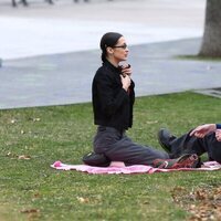 Bella Hadid y Marc Kalman en un parque de Nueva York