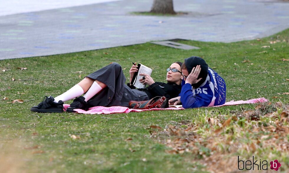 Bella Hadid y Marc Kalman tumbados en un parque de Nueva York