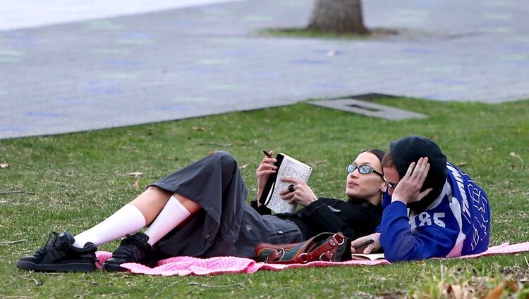 Bella Hadid y Marc Kalman tumbados en un parque de Nueva York