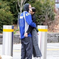 Bella Hadid y Marc Kalman se dan un abrazo en Nueva York