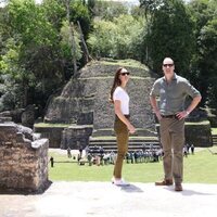 El Príncipe Guillermo y Kate Middleton en el Palacio del Cielo de las ruinas de Caracol en Belice