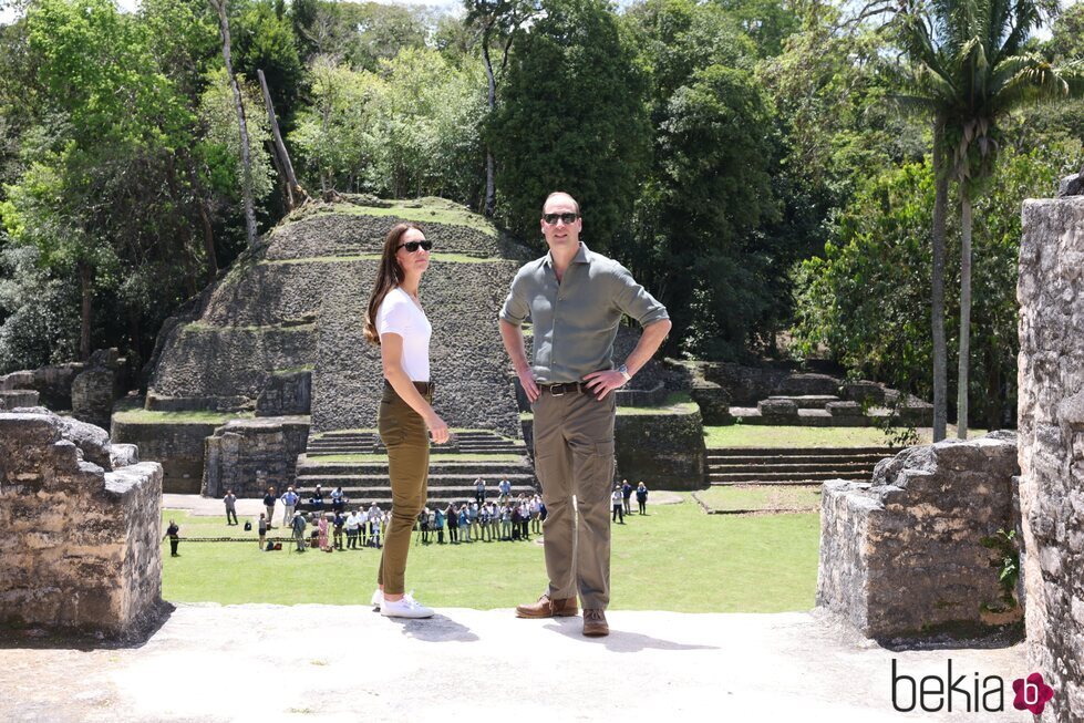 El Príncipe Guillermo y Kate Middleton en el Palacio del Cielo de las ruinas de Caracol en Belice