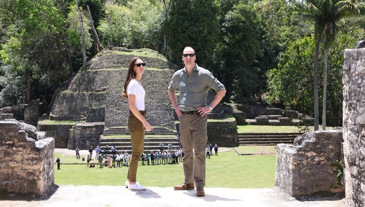 El Príncipe Guillermo y Kate Middleton en el Palacio del Cielo de las ruinas de Caracol en Belice