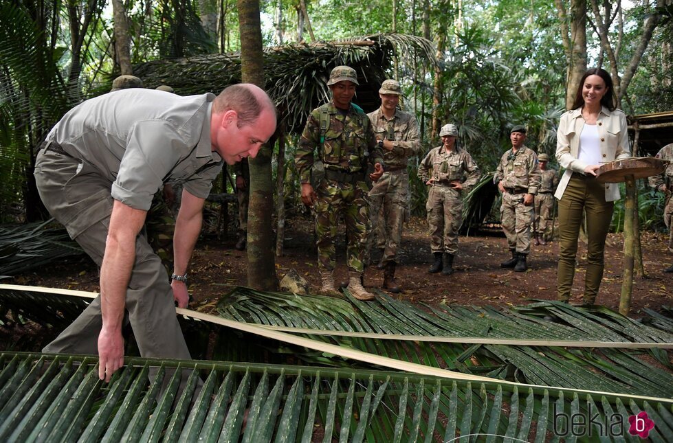 El Príncipe Guillermo en un área de entrenamiento en Chiquibul junto a Kate Middleton en Belice