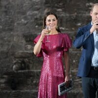 El Príncipe Guillermo y Kate Middleton brindando en una recepción en su honor en Belice