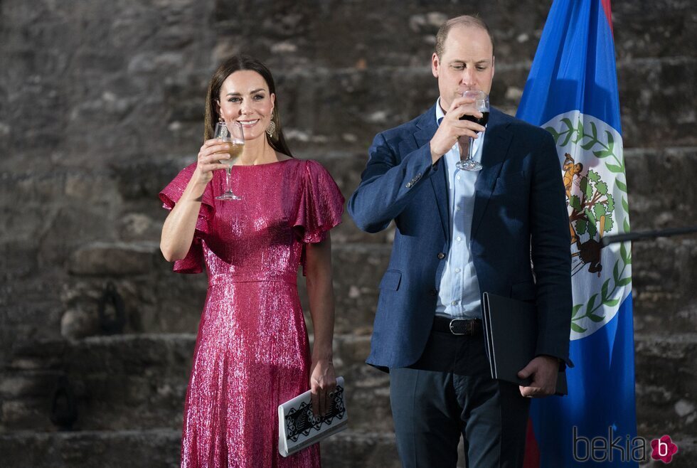 El Príncipe Guillermo y Kate Middleton brindando en una recepción en su honor en Belice