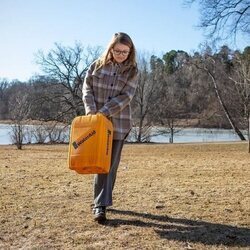 Estela de Suecia con gafas cargando una garrafa de agua en el Día Mundial del Agua