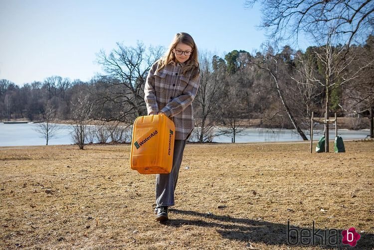 Estela de Suecia con gafas cargando una garrafa de agua en el Día Mundial del Agua