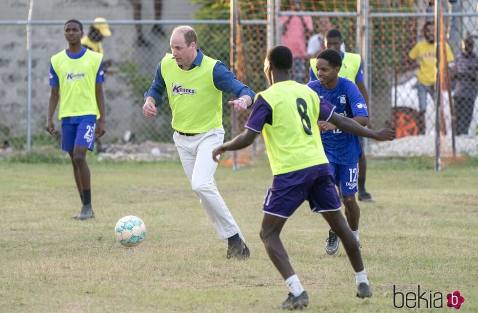 El Príncipe Guillermo jugando al fútbol en Trenchtown durante su visita a Jamaica