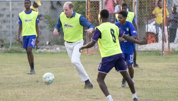 El Príncipe Guillermo jugando al fútbol en Trenchtown durante su visita a Jamaica