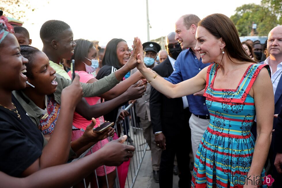 El Príncipe Guillermo y Kate Middleton saludando a los ciudadanos de Trenchtown en Jamaica