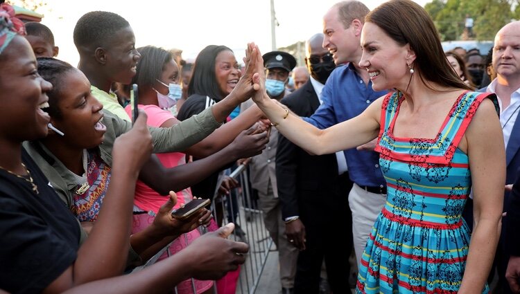 El Príncipe Guillermo y Kate Middleton saludando a los ciudadanos de Trenchtown en Jamaica