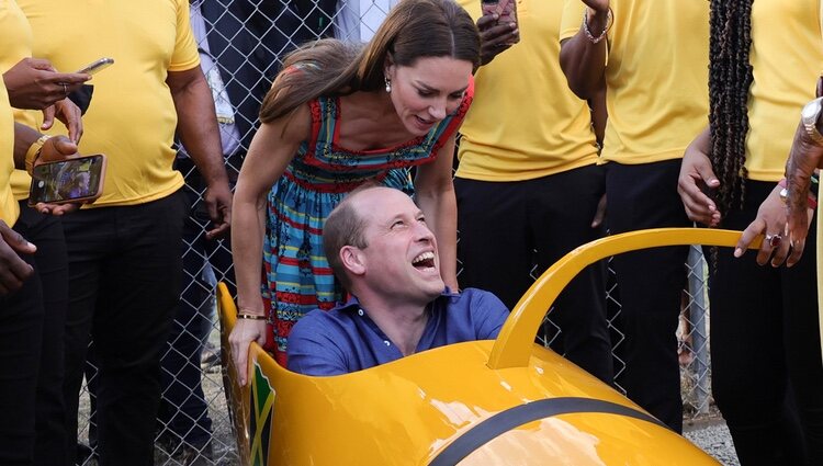 El Príncipe Guillermo en un bobsleigh junto a Kate Middleton en Jamaica