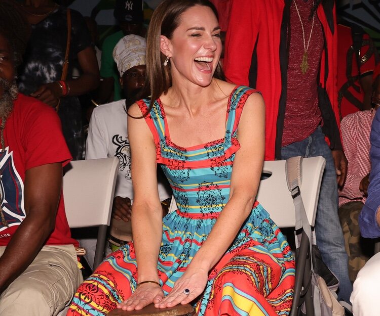 Kate Middleton tocando el bongó en el Trench Town Culture Yard Museum de Jamaica