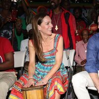 El Príncipe Guillermo y Kate Middleton tocando el bongó en Jamaica