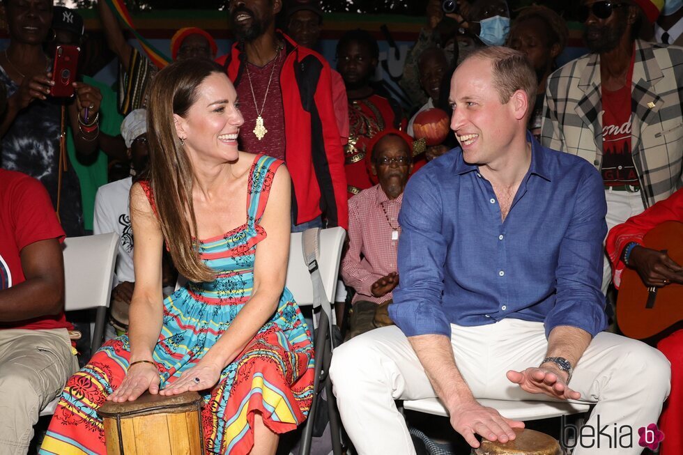 El Príncipe Guillermo y Kate Middleton tocando el bongó en Jamaica