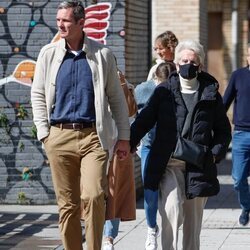 Iñaki Urdangarin y su madre Claire Liebaert cogidos de la mano en Zarautz