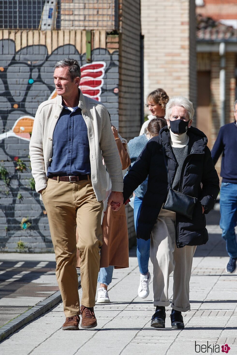 Iñaki Urdangarin y su madre Claire Liebaert cogidos de la mano en Zarautz