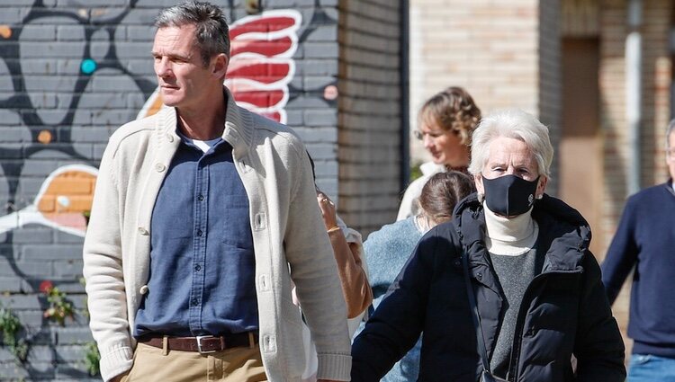 Iñaki Urdangarin y su madre Claire Liebaert cogidos de la mano en Zarautz