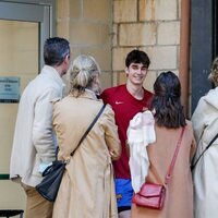 Pablo Urdangarin con su padre, su abuela, sus tíos y primas en Zarautz