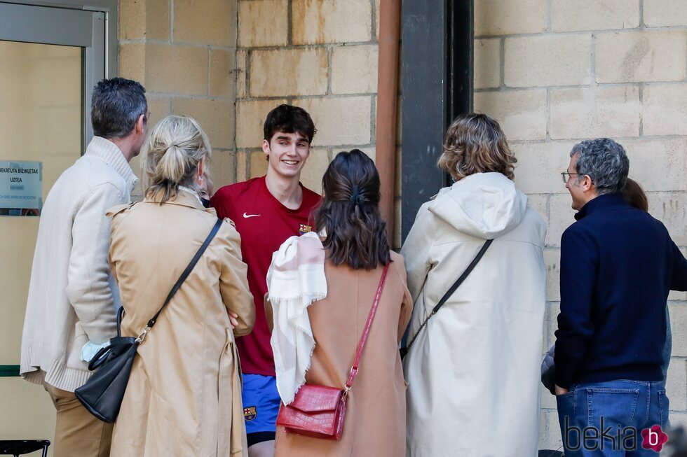 Pablo Urdangarin con su padre, su abuela, sus tíos y primas en Zarautz