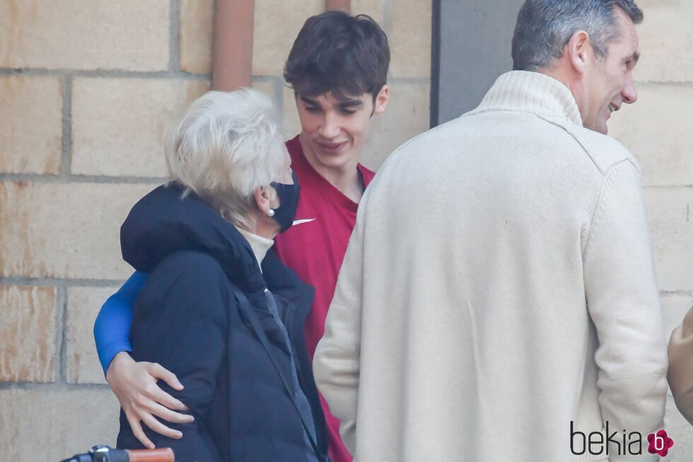 Pablo Urdangarin, muy cariñoso con su abuela Claire Liebaert en presencia de Iñaki Urdangarin en Zarautz