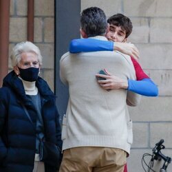 Iñaki Urdangarin y Pablo Urdangarin se abrazan en presencia de Claire Liebaert en Zarautz