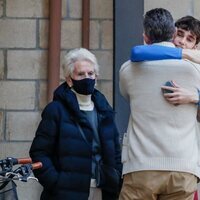 Iñaki Urdangarin y Pablo Urdangarin se abrazan en presencia de Claire Liebaert en Zarautz