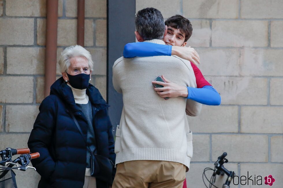 Iñaki Urdangarin y Pablo Urdangarin se abrazan en presencia de Claire Liebaert en Zarautz