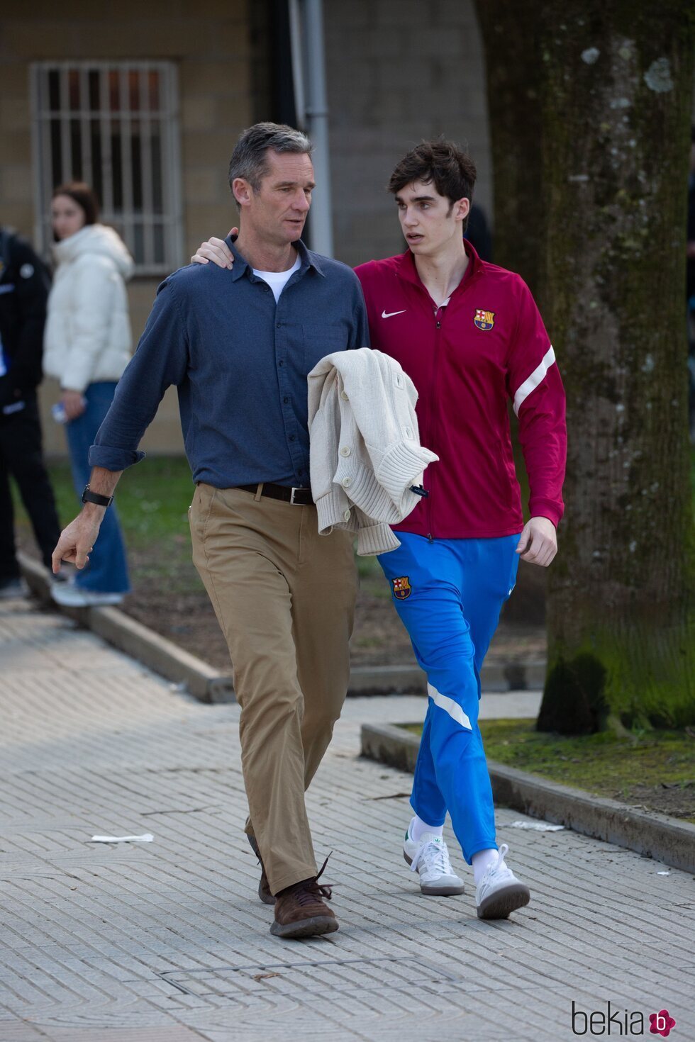 Iñaki Urdangarin y Pablo Urdangarin paseando por Zarautz