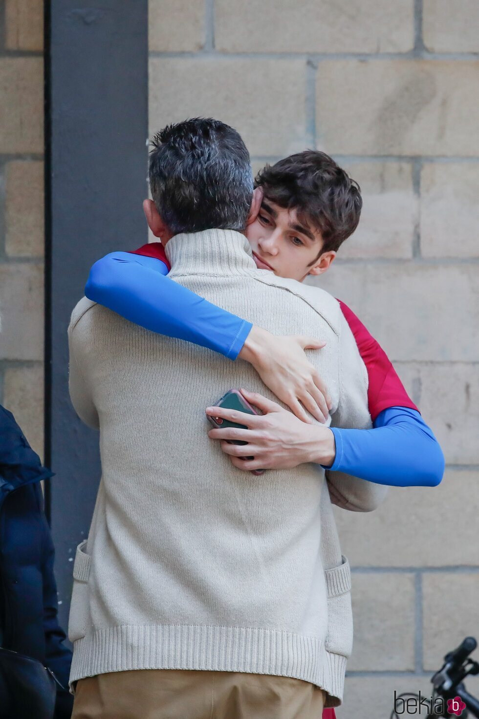 Iñaki Urdangarin y Pablo Urdangarin dándose un abrazo en Zarautz