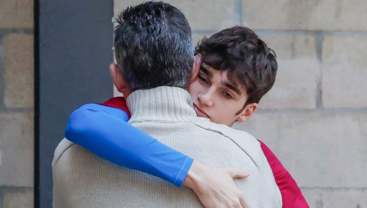 Iñaki Urdangarin y Pablo Urdangarin dándose un abrazo en Zarautz