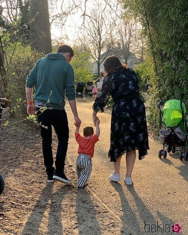 Eugenia de York y Jack Brooksbank enseñando a caminar a su hijo August