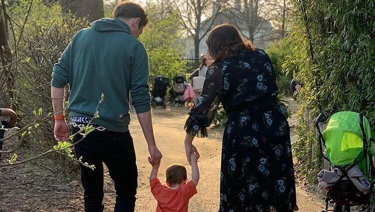 Eugenia de York y Jack Brooksbank enseñando a caminar a su hijo August