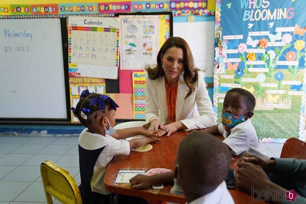 Kate Middleton con unos niños en el Shortwood Teacher's College de Kingston en Jamaica