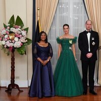 El Príncipe Guillermo y Kate Middleton con el Gobernador General de Jamaica y su esposa en una cena en Jamaica