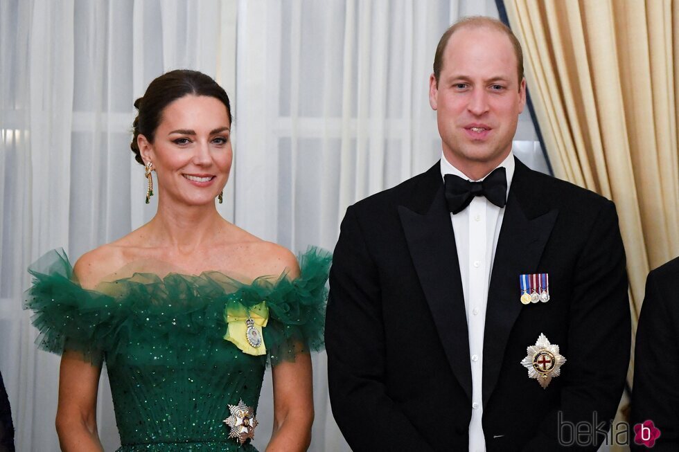 El Príncipe Guillermo y Kate Middleton en una cena en su honor en Jamaica