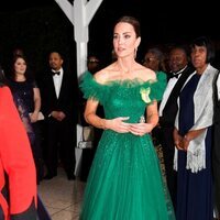 Kate Middleton con joyas de la Reina Isabel y la insignia de la Orden de la Familia Real en una cena en su honor en Jamaica