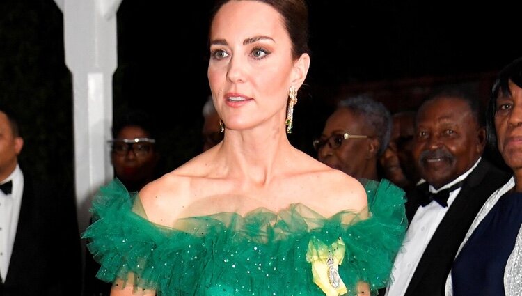 Kate Middleton con joyas de la Reina Isabel y la insignia de la Orden de la Familia Real en una cena en su honor en Jamaica