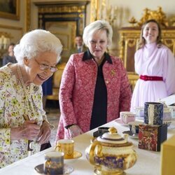 La Reina Isabel contemplando una exposición de porcelana en Windsor Castle