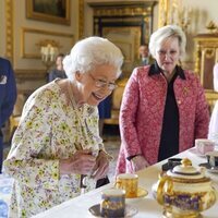 La Reina Isabel contemplando una exposición de porcelana en Windsor Castle