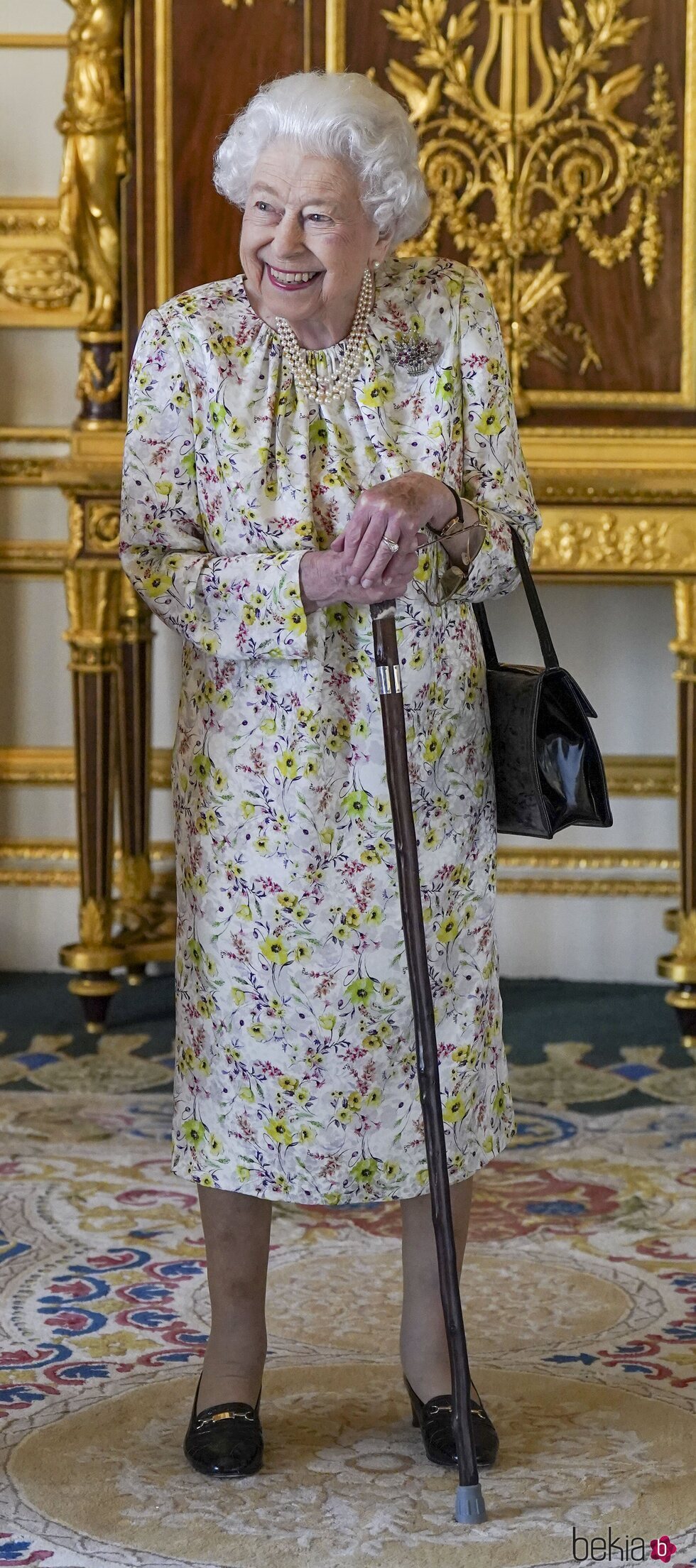 La Reina Isabel con bastón en una exposición de porcelana en Windsor Castle