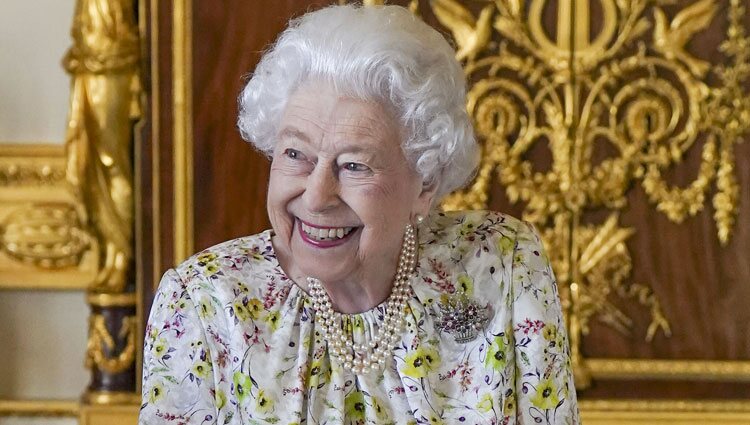 La Reina Isabel con bastón en una exposición de porcelana en Windsor Castle