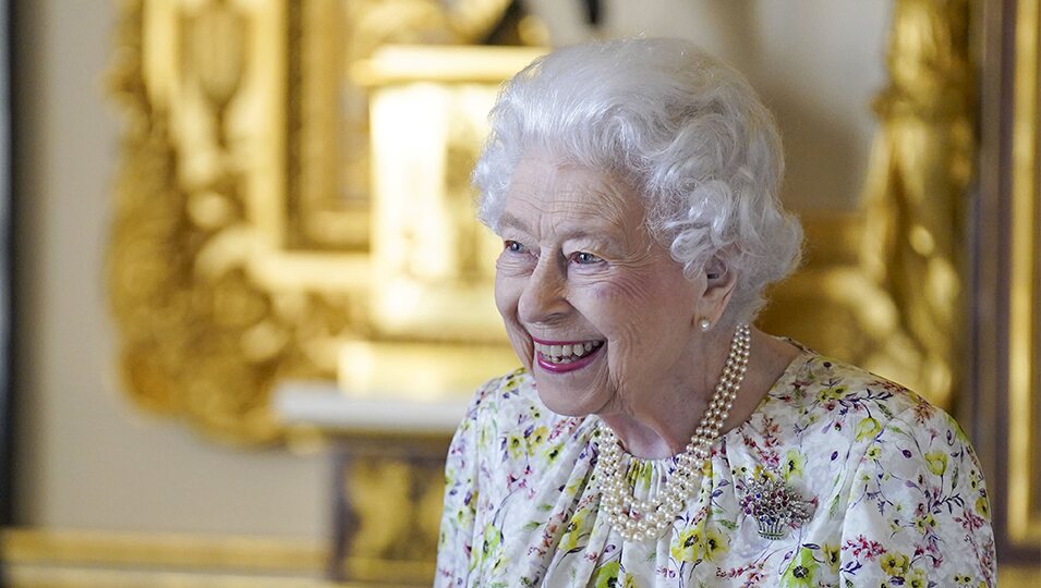 La Reina Isabel en una exposición de porcelana en Windsor Castle