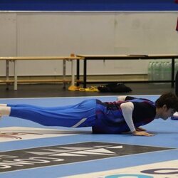 Pablo Urdangarin haciendo flexiones en un partido de balonmano